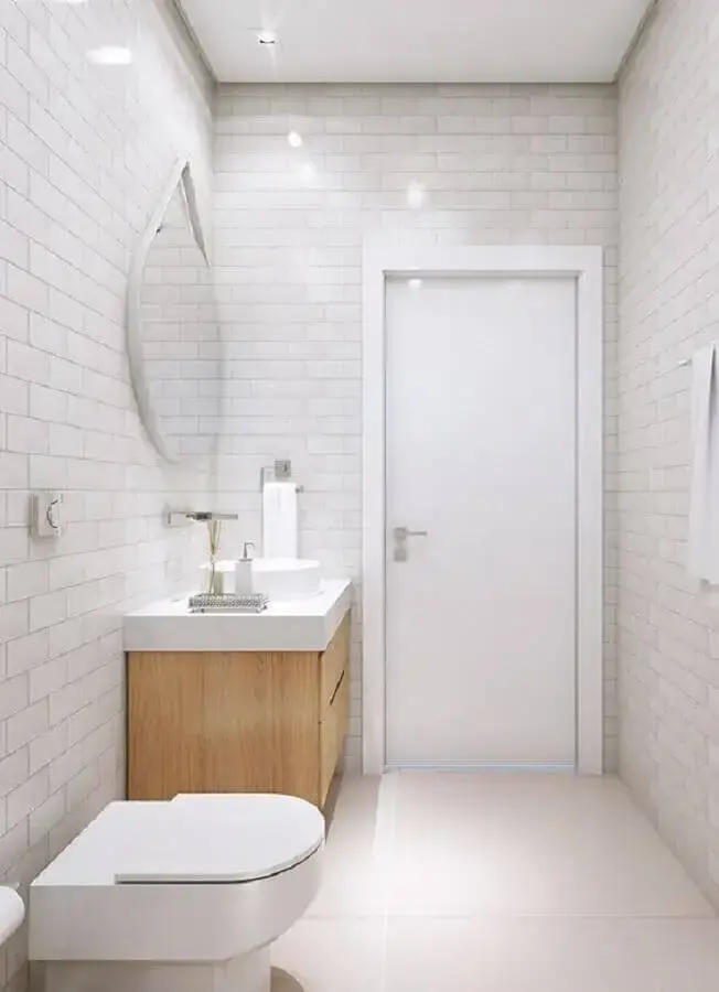 decoração simples para banheiro com revestimento de parede branco Foto Archtrends