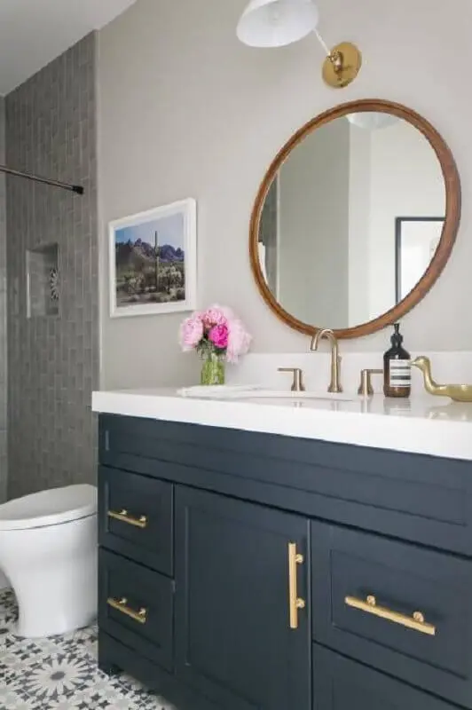 espelho redondo para banheiro clássico com gabinete cinza e puxadores dourados Foto HGTV