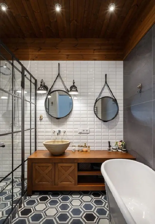 espelhos para banheiro redondo decorado com piso geométrico e gabinete de madeira Foto limaonagua
