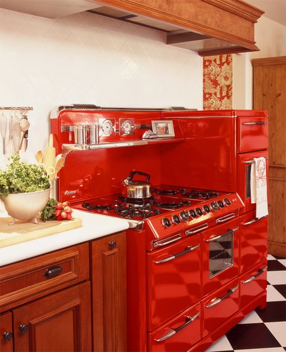 Fogão retrô vermelho na cozinha