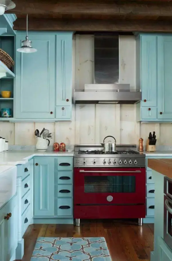 Cozinha colorida com armários tiffany e fogão retrô vermelho