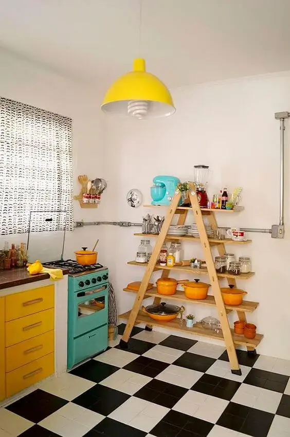 Cozinha colorida com armários amarelos e fogão retrô azul