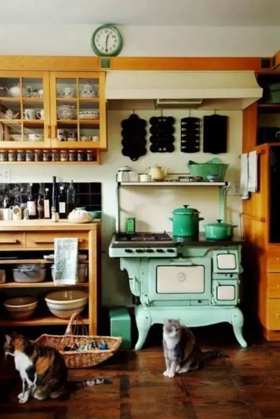  Fogão retrô verde na cozinha de madeira