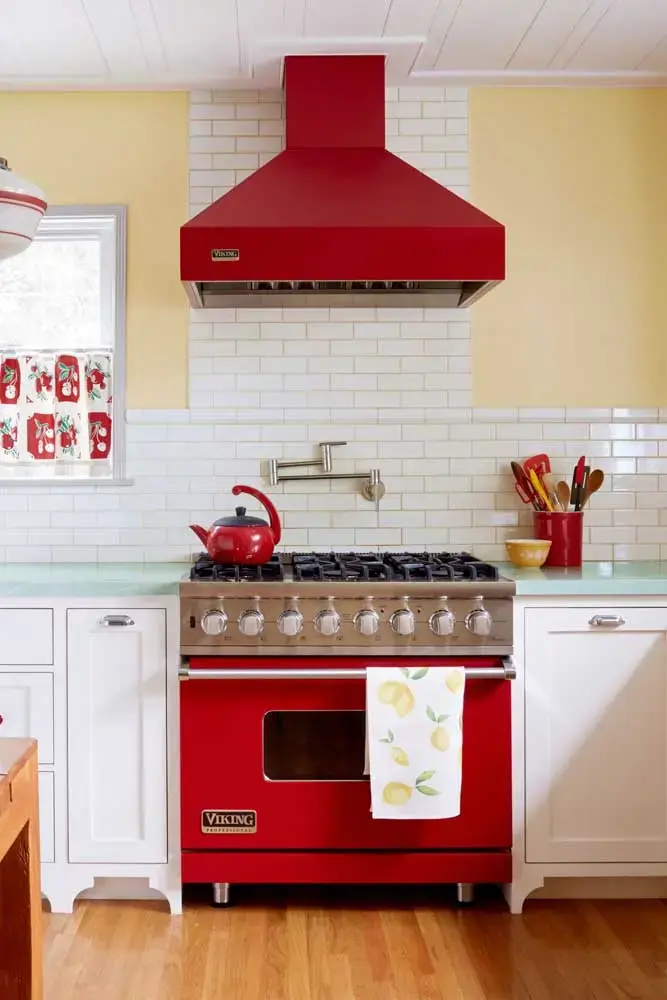 Cozinha branca com fogão retrô vermelho