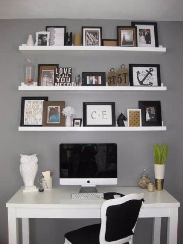 home office cinza decorado com prateleira para fotos e quadros Foto Pinterest