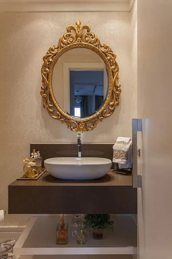 lavabo decorado com moldura para espelho provençal dourado Foto Galeria da Arquitetura