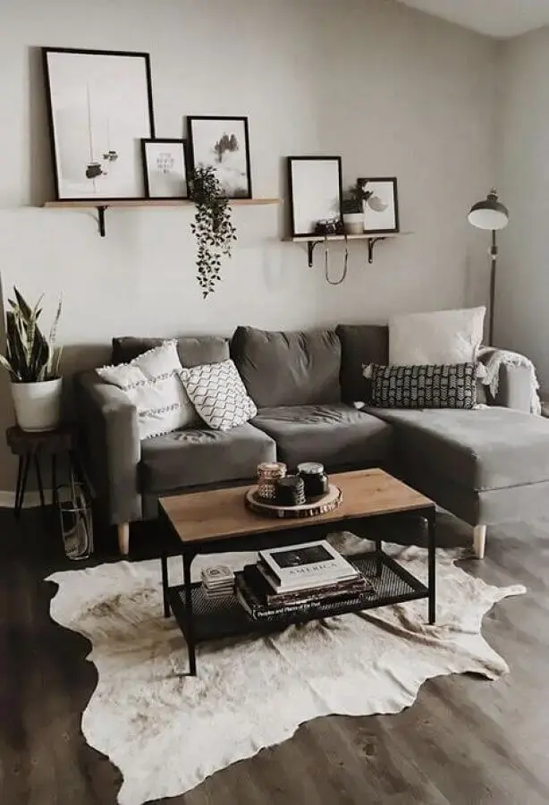 mesa de centro industrial para sala com sofá cinza com chaise Foto Apartement Decor