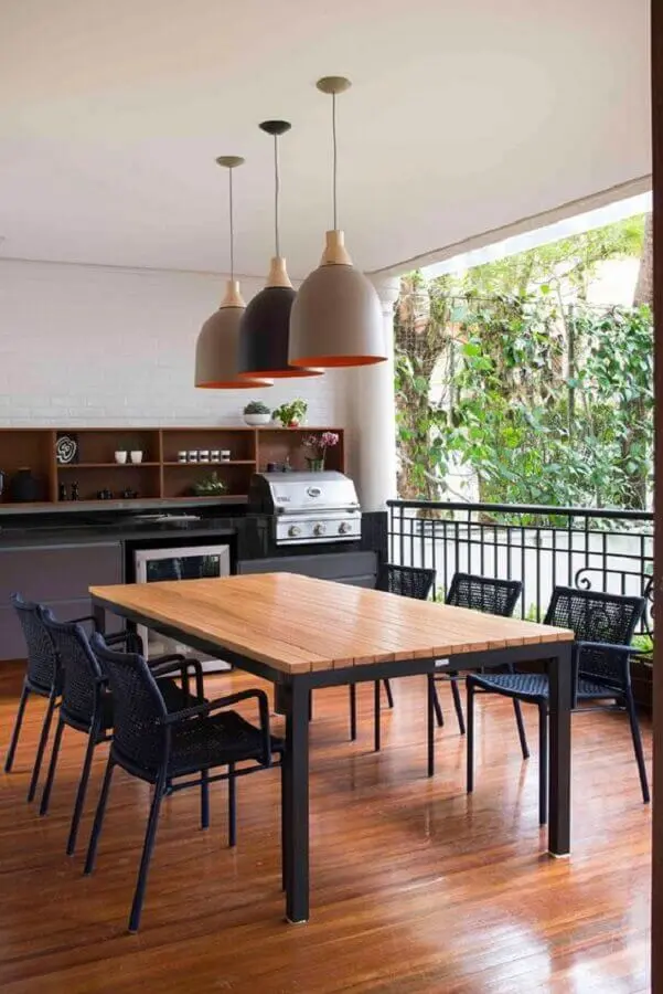 mesa de jantar estilo industrial para decoração de varanda gourmet com churrasqueira Foto Habitare