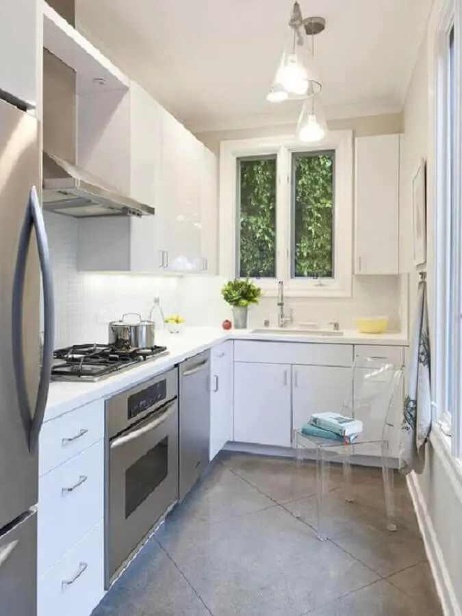 modelo de cozinha de apartamento em L com armários brancos Fonte Pinterest
