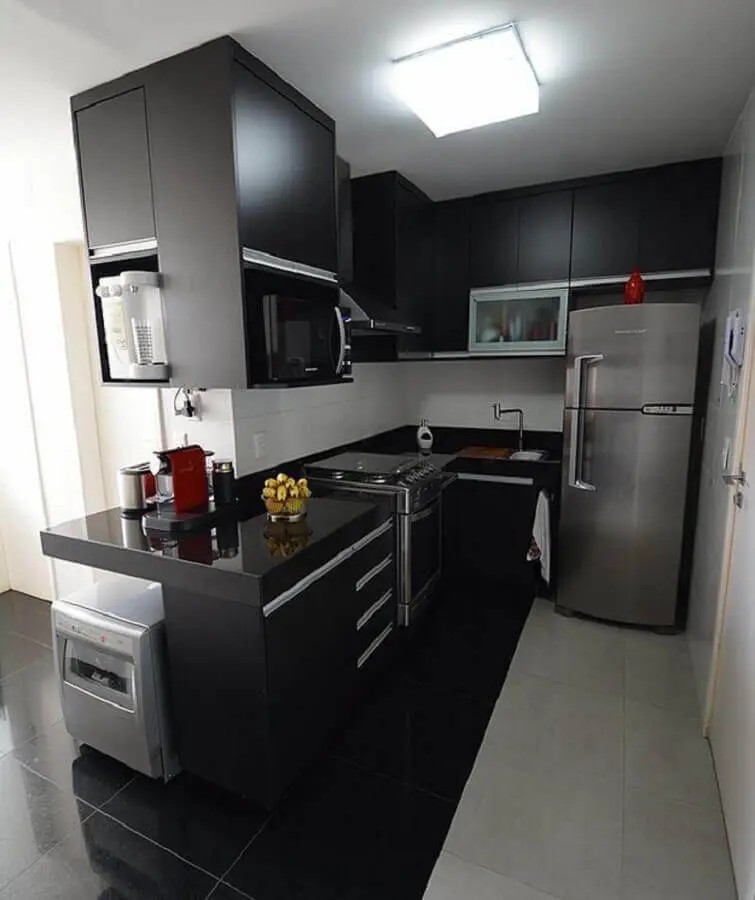 modelo de cozinha de apartamento em L com armários pretos Foto Pinterest