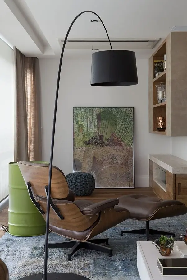 modelo de luminária de chão para leitura com poltrona de madeira confortável Foto Futurist Architecture