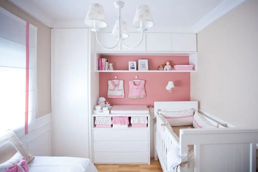 móveis sob medida quarto de bebê branco e rosa Foto Mil Dicas de Mãe