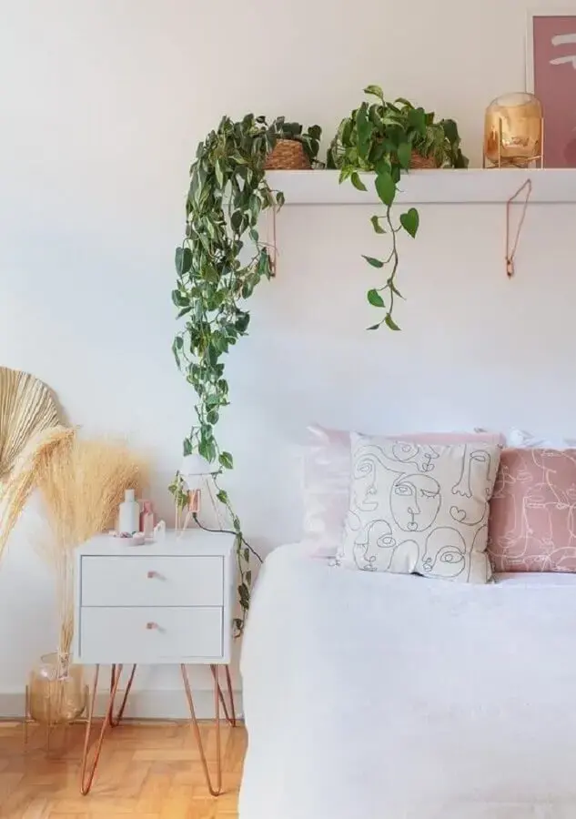 parede branca de quarto decorada com plantas em prateleiras Foto Histórias de Casa