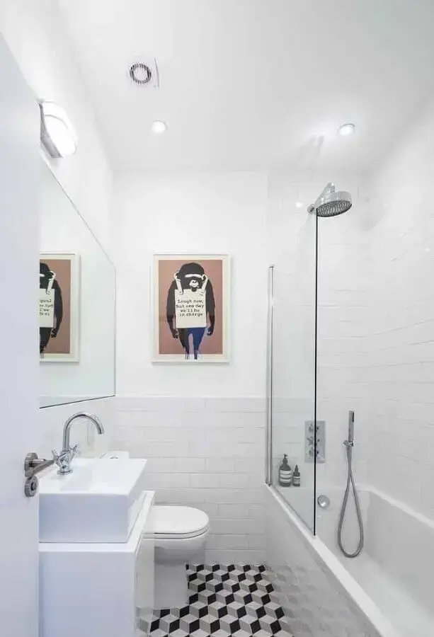 parede branca para decoração de banheiro pequeno com banheira Foto Pinterest