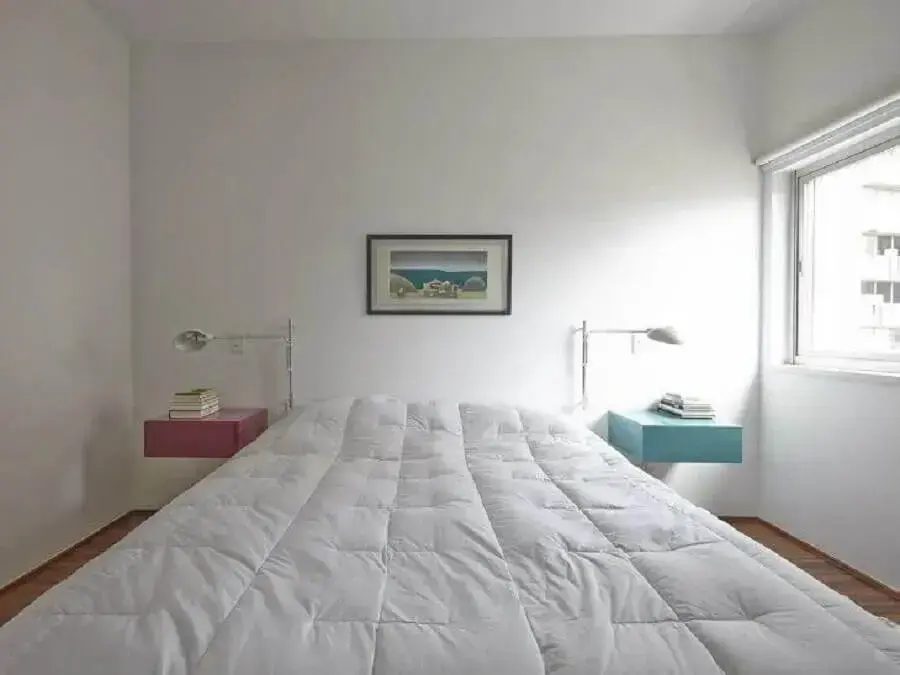 parede branca para quarto minimalista decorado com criado mudo suspenso azul e rosa Foto Sub Estúdio
