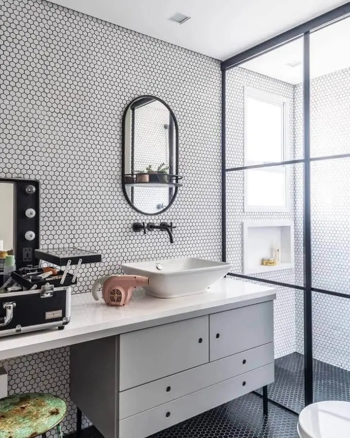 parede com revestimento hexagonal branco para decoração de banheiro com estilo retrô Foto Studio Julliana Camargo