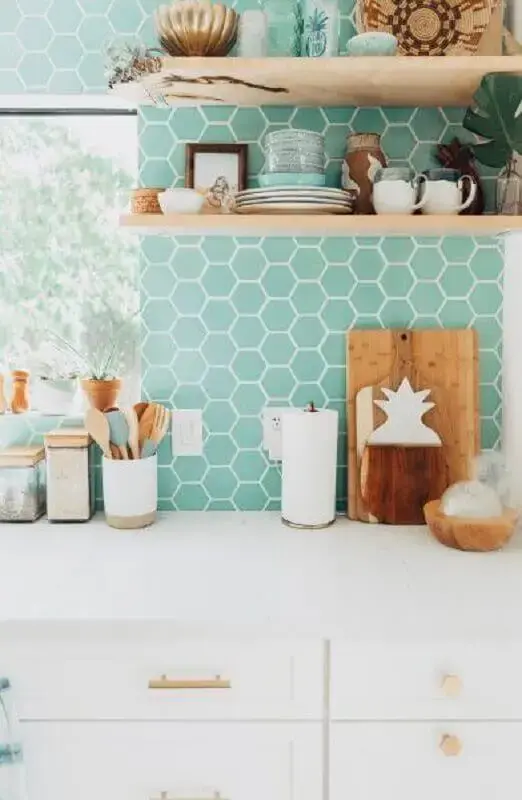 parede com revestimento hexagonal para decoração de cozinha simples Foto Fireclay Tile