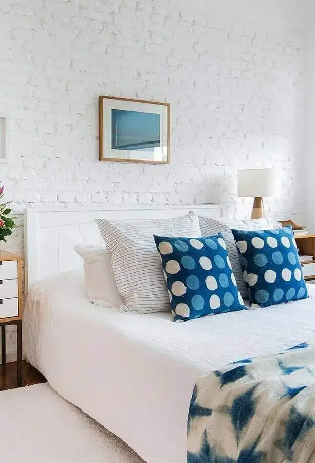 parede de tijolinho branco para decoração de quarto de casal azul e branco Foto iFuun
