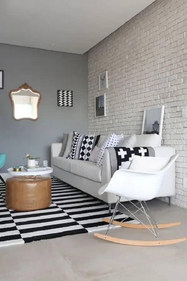 parede de tijolinho branco para sala de estar decorada com sofá branco e tapete listrado Foto Futurist Architecture