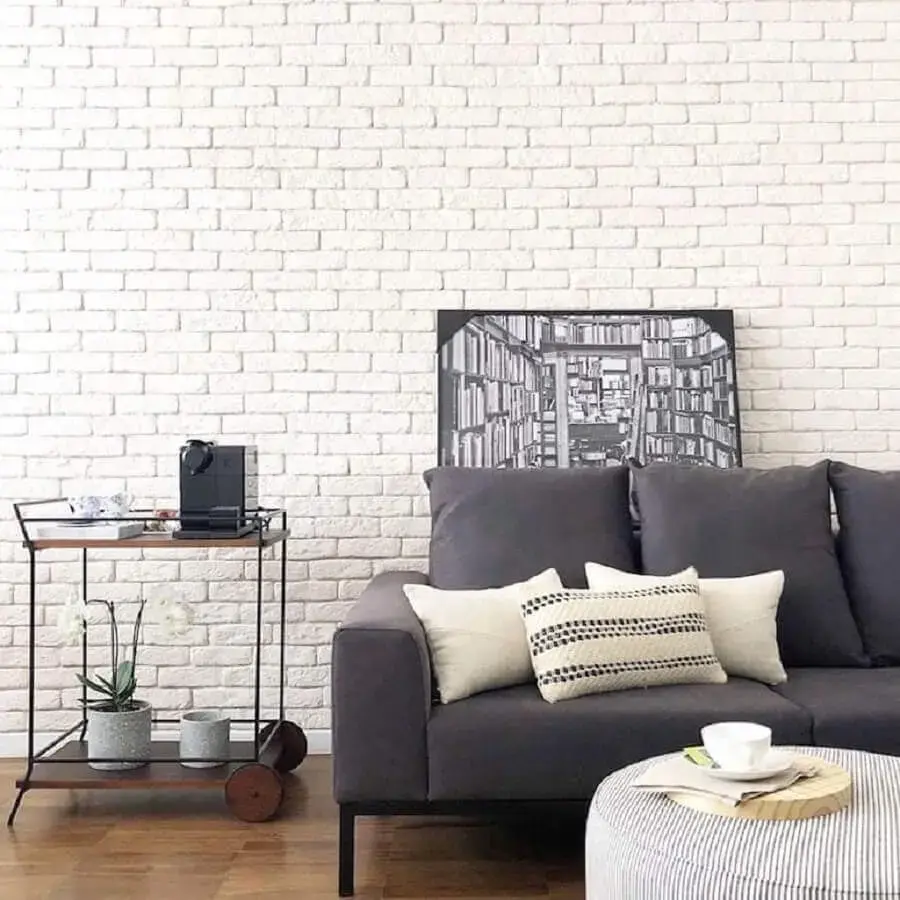 parede de tijolinho branco para sala decorada com sofá cinza Foto Apto41