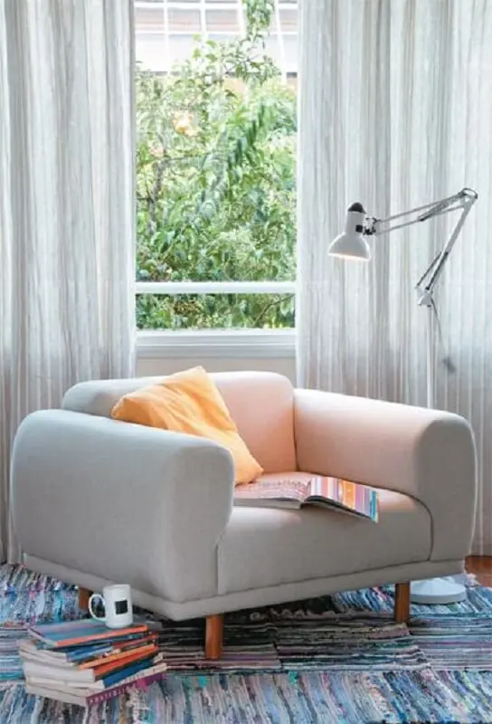 poltrona moderna para decoração de sala com luminária para leitura articulável Foto Jeito de Casa