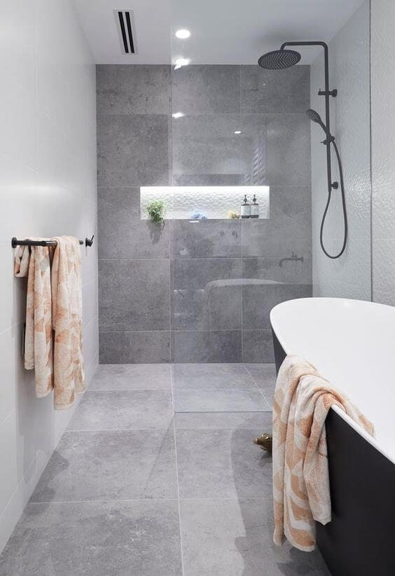 Banheiro moderno com chuveiro elétrico