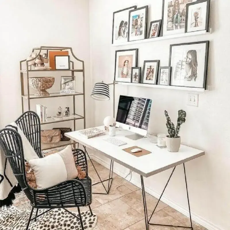 prateleira para quadros para decoração de home office minimalista Foto Jeito de Casa
