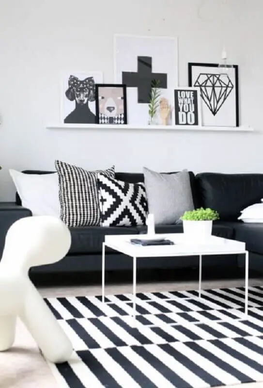 prateleira para quadros para sala com tapete listrado e sofá preto Foto Pinterest