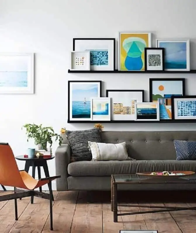 prateleira para quadros sala com sofá cinza e mesa lateral preta Foto Carro de Mola