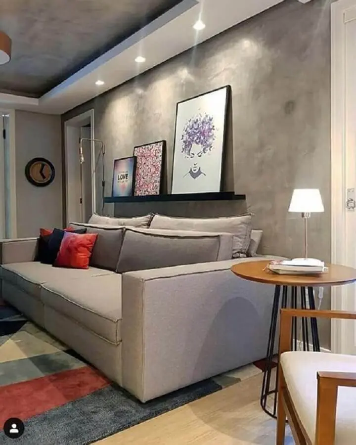 prateleira para quadros sala de estar moderna decorada com parede de cimento queimado Foto Comprando meu Apê