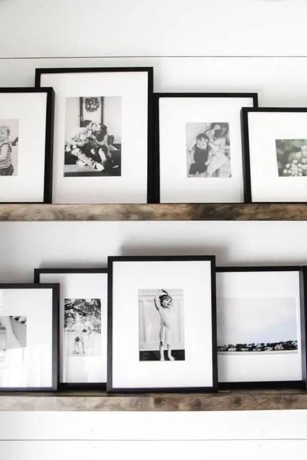 prateleiras rústicas decoradas com moldura para fotos pretas Foto Pinterest