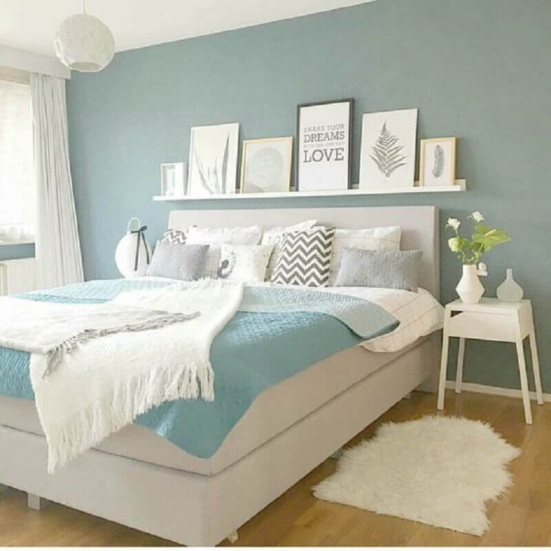 quarto azul e branco decorado com prateleira para quadros Foto Pinterest