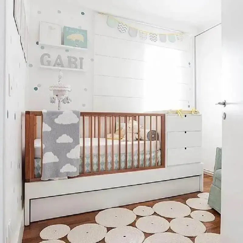 quarto de bebê decorado com papel de parede branco com bolinhas cinza e azul Foto Pinterest