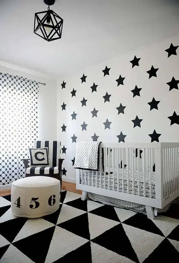 quarto de bebê decorado com papel de parede branco com estrelas pretas Foto Pinterest
