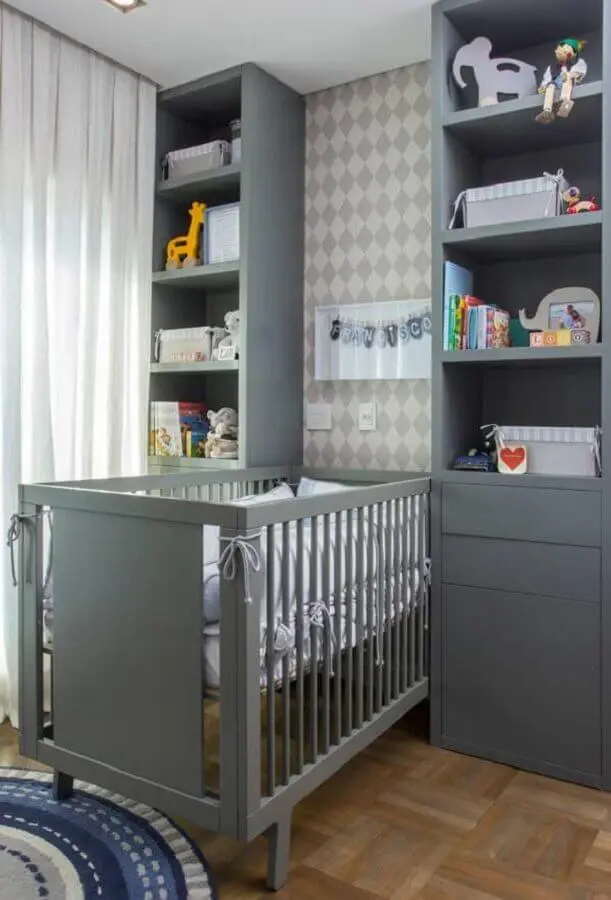 quarto de bebê sob medida cinza com papel de parede de balãozinho Foto Ideias Decor