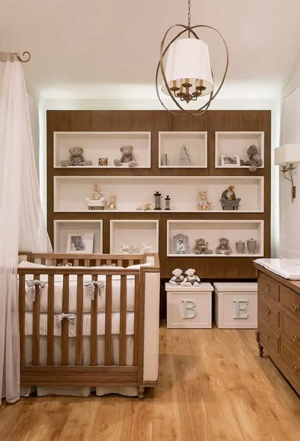 quarto de bebê sob medida com nichos embutidos e móveis de madeira Foto Pinterest