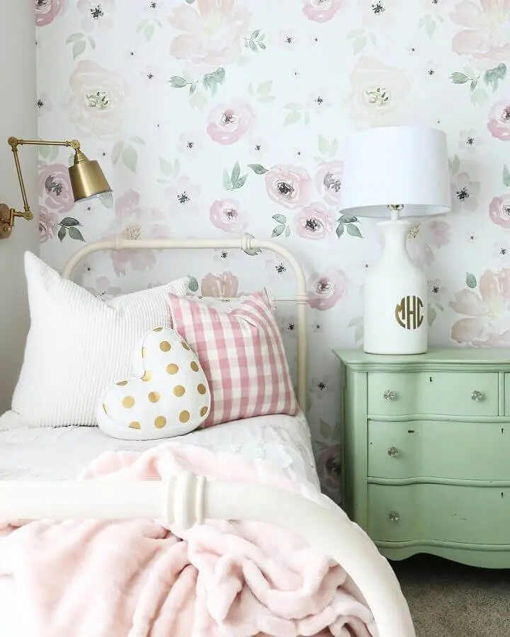 quarto feminino decorado com papel de parede floral e cômoda retrô verde candy colors Foto Pinterest