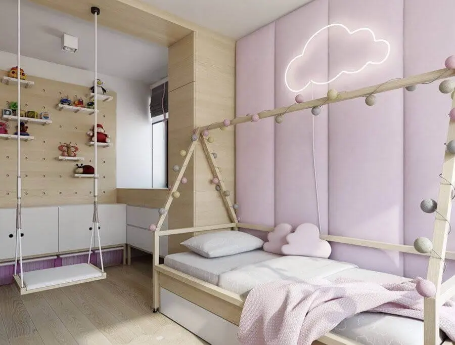 quarto infantil planejado simples com luminária nuvem em parede estofada lilás Foto Eu Decoro
