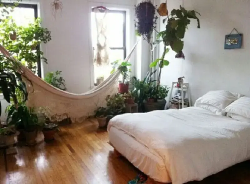 quarto simples com rede de descanso decorado com vários vasos de plantas Foto We Heart It