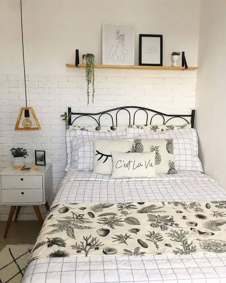 quarto simples decorado com parede de tijolinho a vista branco e cabeceira de ferro Foto Érica Novaes