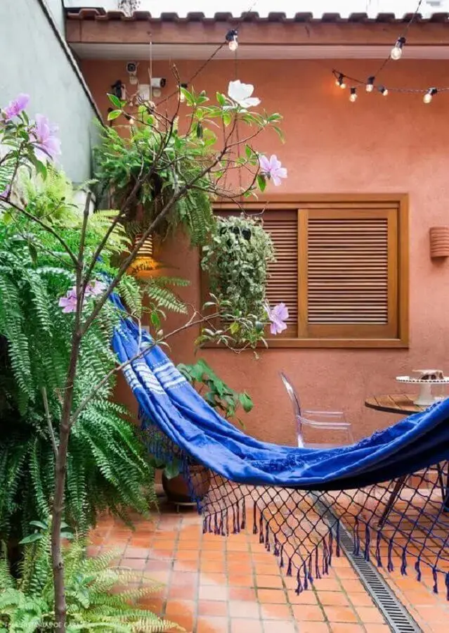 quintal rústico decorado com rede de descanso azul Foto Histórias de Casa