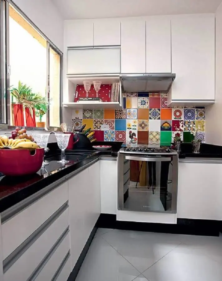revestimento colorido para decoração de cozinha de apartamento Foto Jeito de Casa