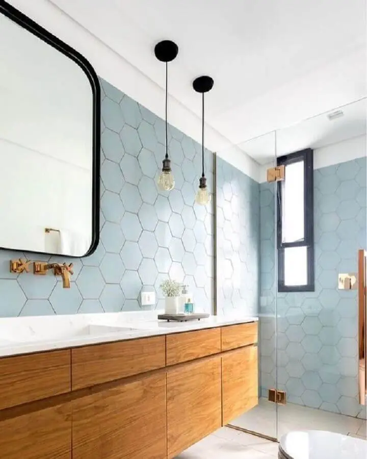 revestimento hexagonal azul claro para decoração de banheiro planejado com gabinete de madeira Foto Decor Salteado