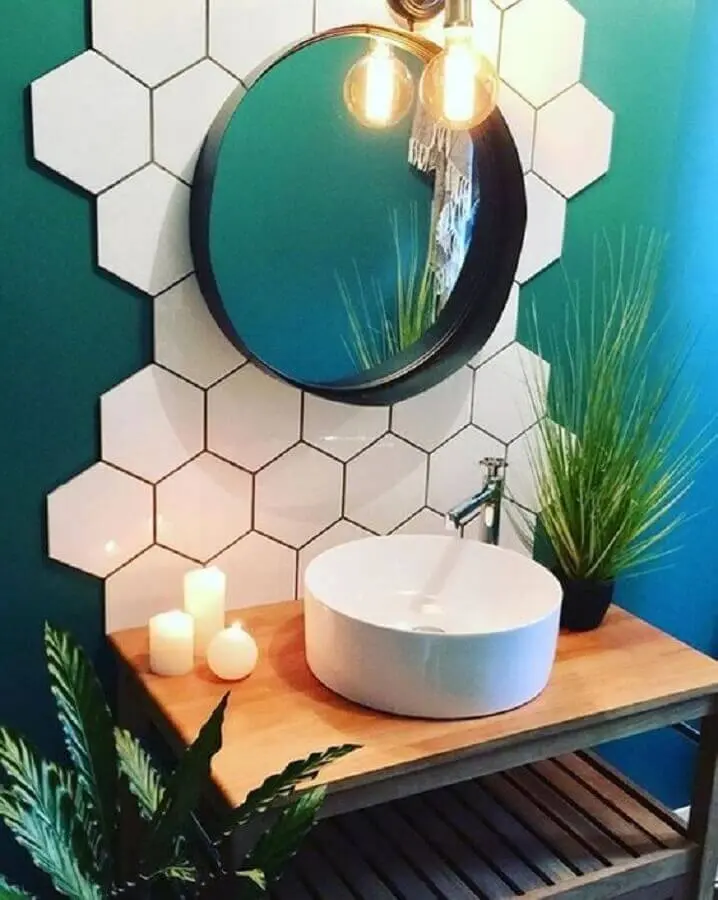 revestimento hexagonal branco para decoração de banheiro com parede verde  Foto Simples Decoração