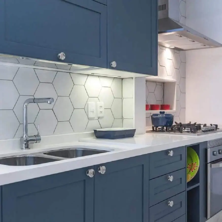 revestimento hexagonal branco para decoração de cozinha com armários azuis Foto Jeito de Casa