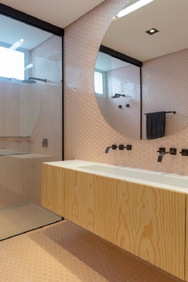 revestimento hexagonal rosa claro para banheiro planejado Foto Jeito de Casa
