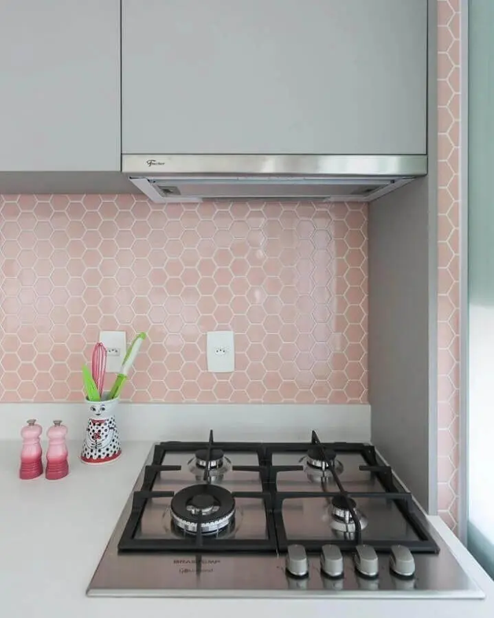 revestimento hexagonal rosa para decoração de cozinha  Foto Loft 7 Arquitetura
