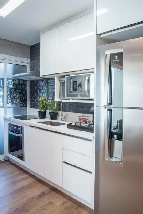 revestimento preto para decoração de cozinha pequena sob medida com armários brancos Foto Pinterest