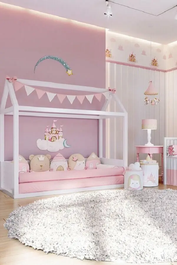 rosa candy colors para quarto de menina com cama casinha Foto Grão de Gente