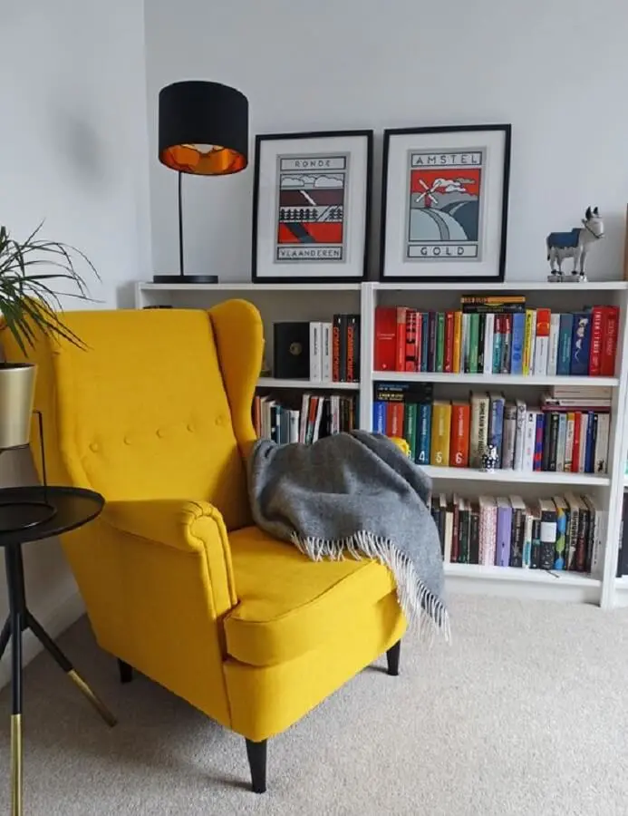 sala branca decorada com luminária para leitura de livros e poltrona amarela Foto Pinterest